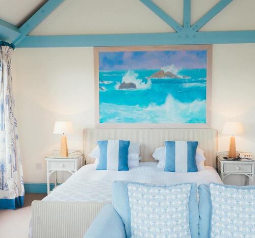 Image de la chambre d'hôtel du port avec un lit