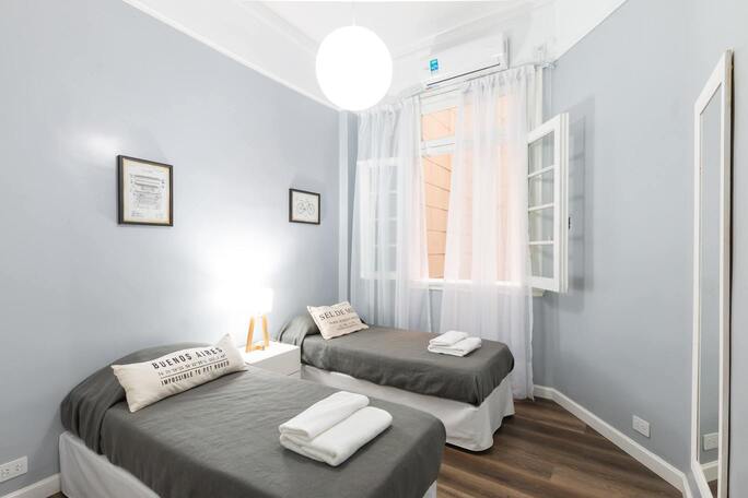 Image de la chambre d'hôtel du port avec un lit