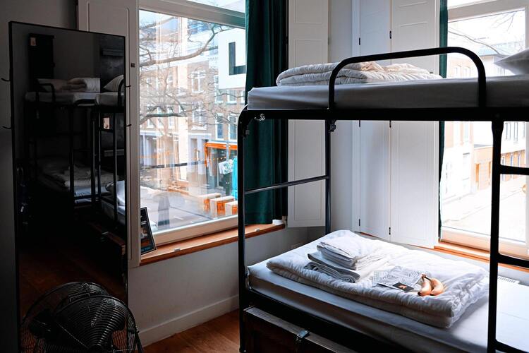 Image de la chambre d'hôtel du port avec un lit