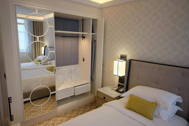 Image de la chambre d'hôtel du port avec un lit